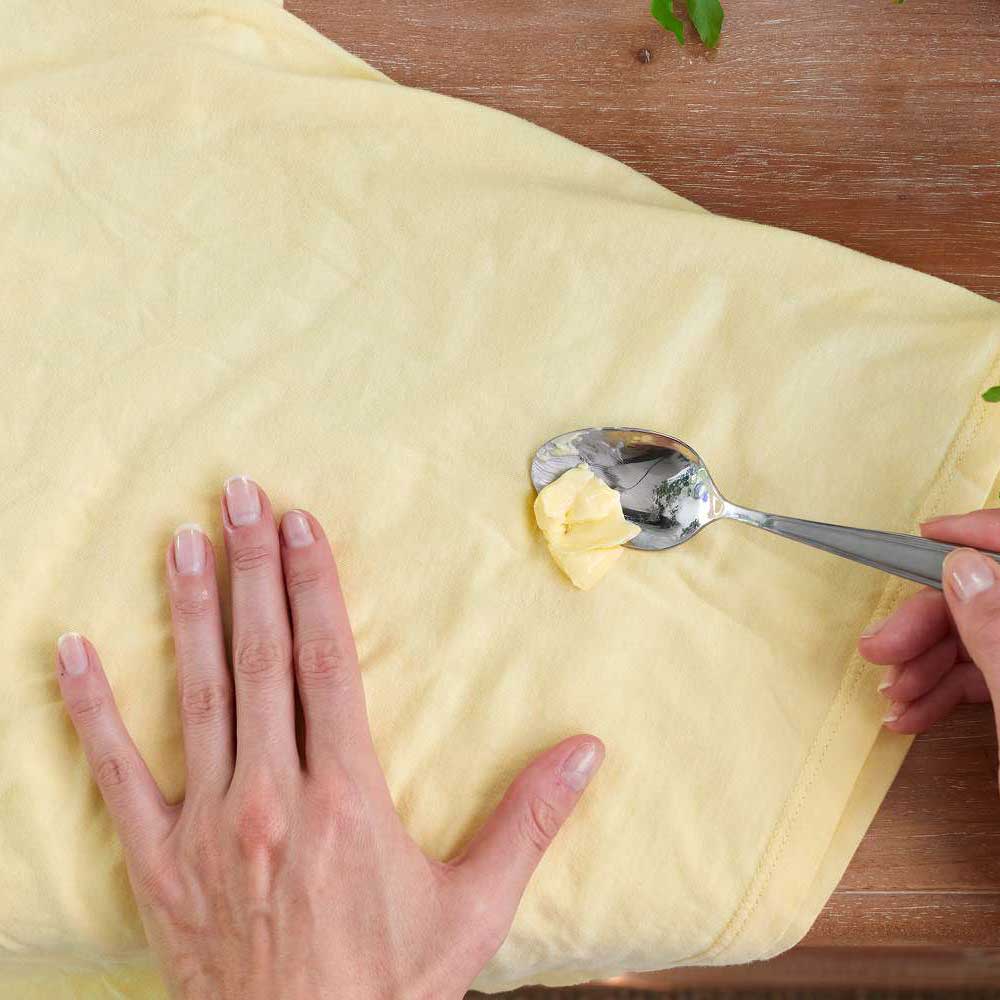 چگونه لکه کره را از لباس پاک کنیم؟